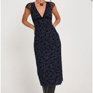 NWT Motel Rocks Vilinia Short Sleeve 90s Midi Dress Pretty Petal Flock Black M